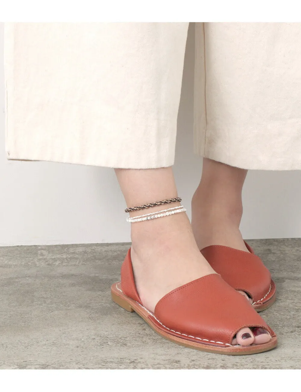 CHALISA T.. Anklets^/ Round Shell Wrap Anklet/Karen Silver Flat Beads white