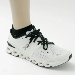 ON Socks^/ Performance Low Socks